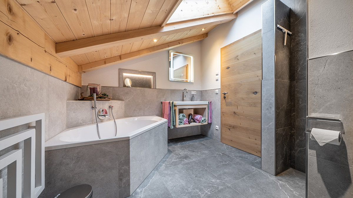 Zum-Oberjaeger-Ferienwohnung-Gipfelblick-Badezimmer-mit-Dusche-WC-Badewanne