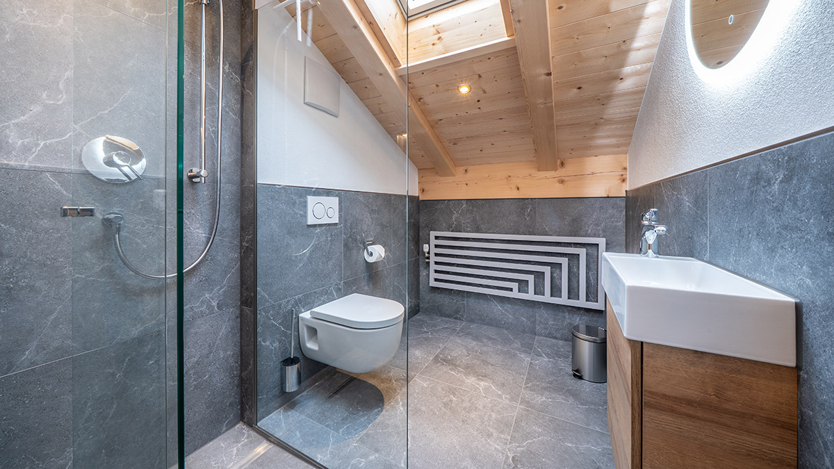 Zum-Oberjaeger-Ferienwohnung-Gipfelblick-Badezimmer-mit-WC