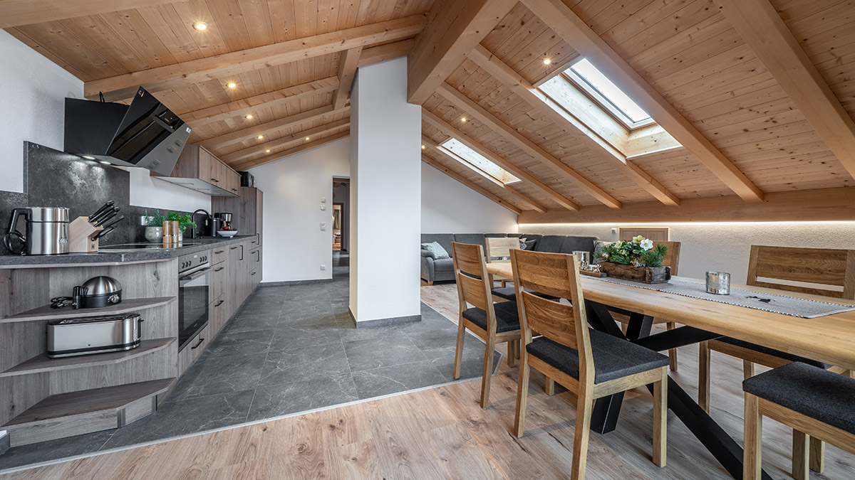 Zum-Oberjaeger-Ferienwohnung-Gipfelblick-Blick-in-den-Raum