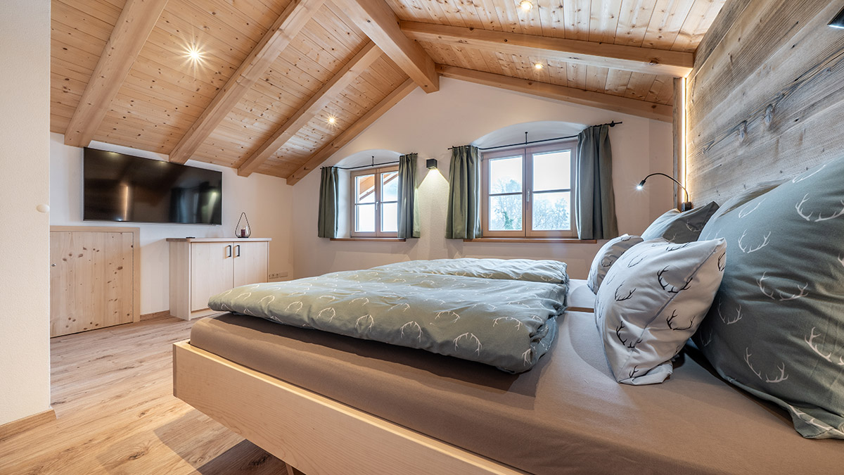Zum-Oberjaeger-Ferienwohnung-Gipfelblick-Schlafzimmer-mit-Doppelbett