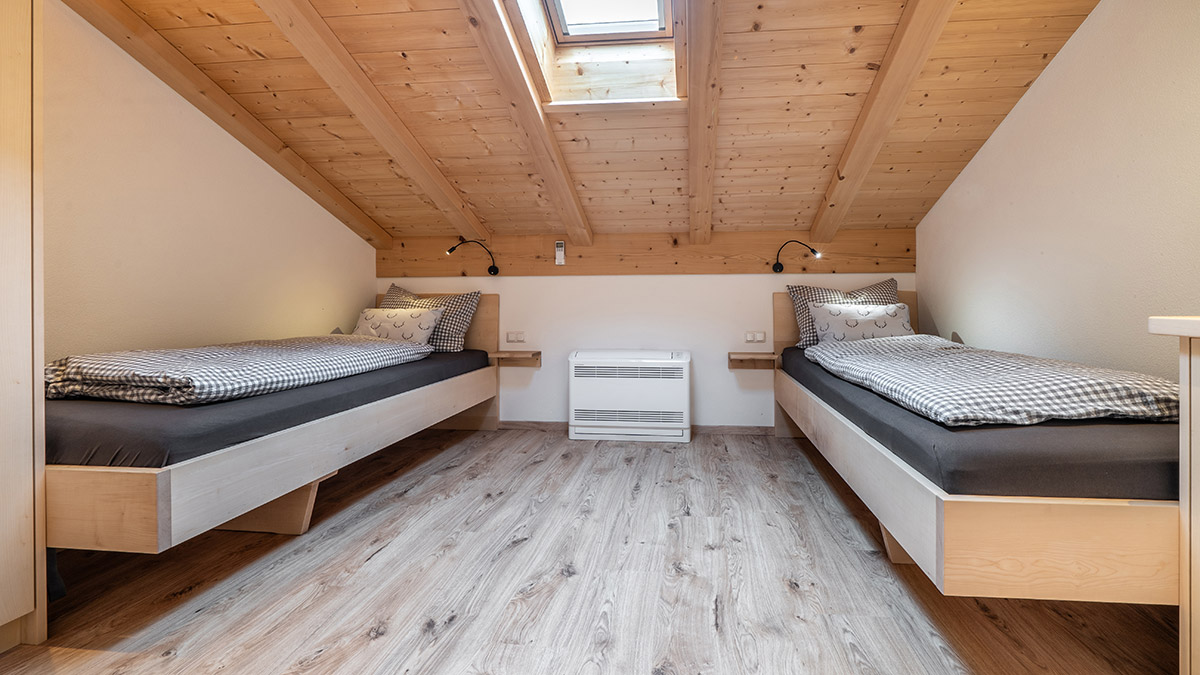 Zum-Oberjaeger-Ferienwohnung-Gipfelblick-Schlafzimmer-mit-zwei-Einzelbetten