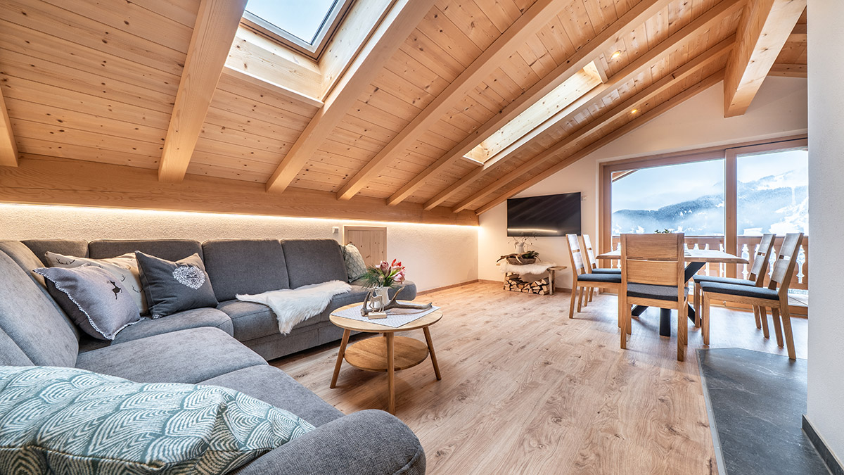 Zum-Oberjaeger-Ferienwohnung-Gipfelblick-Wohnbereich-mit-Couch