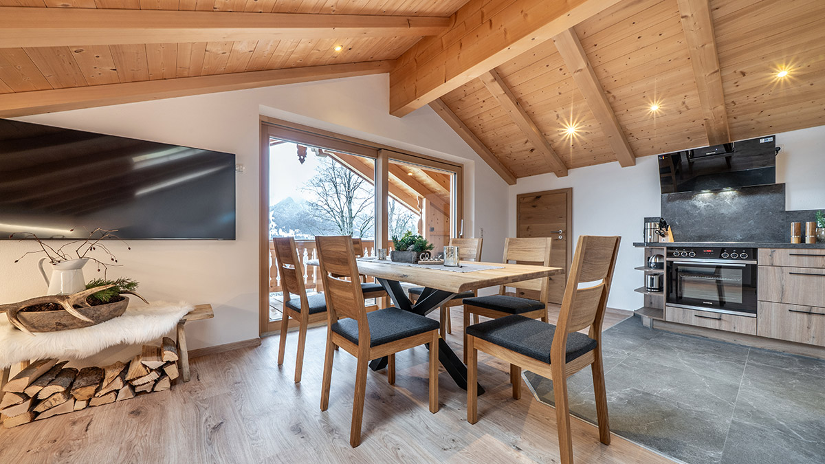 Zum-Oberjaeger-Ferienwohnung-Gipfelglueck-Wohn-Esszimmer