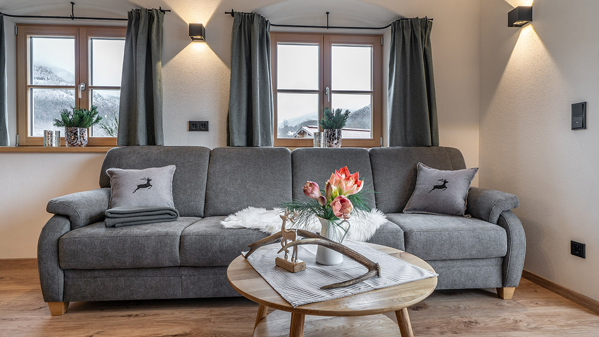 Zum-Oberjaeger-Ferienwohnung-Heimatleuchten-Schlafcouch